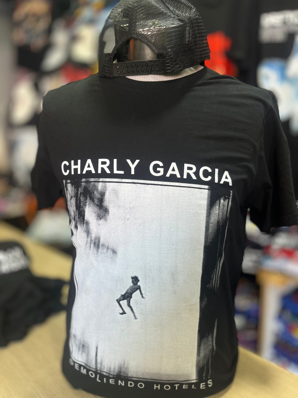 polera Charly Garcia hotel