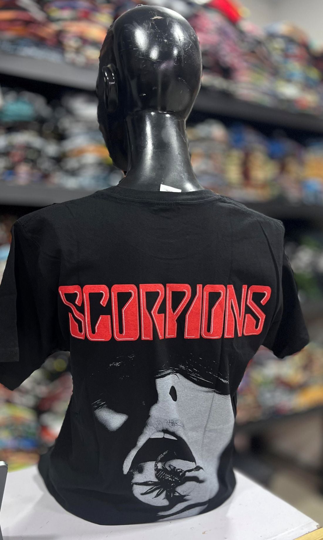 polera scorpion negra estampado blanco