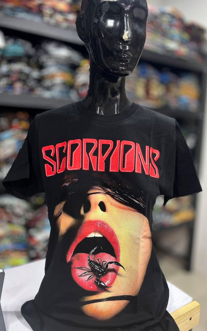 polera scorpion negra estampado blanco