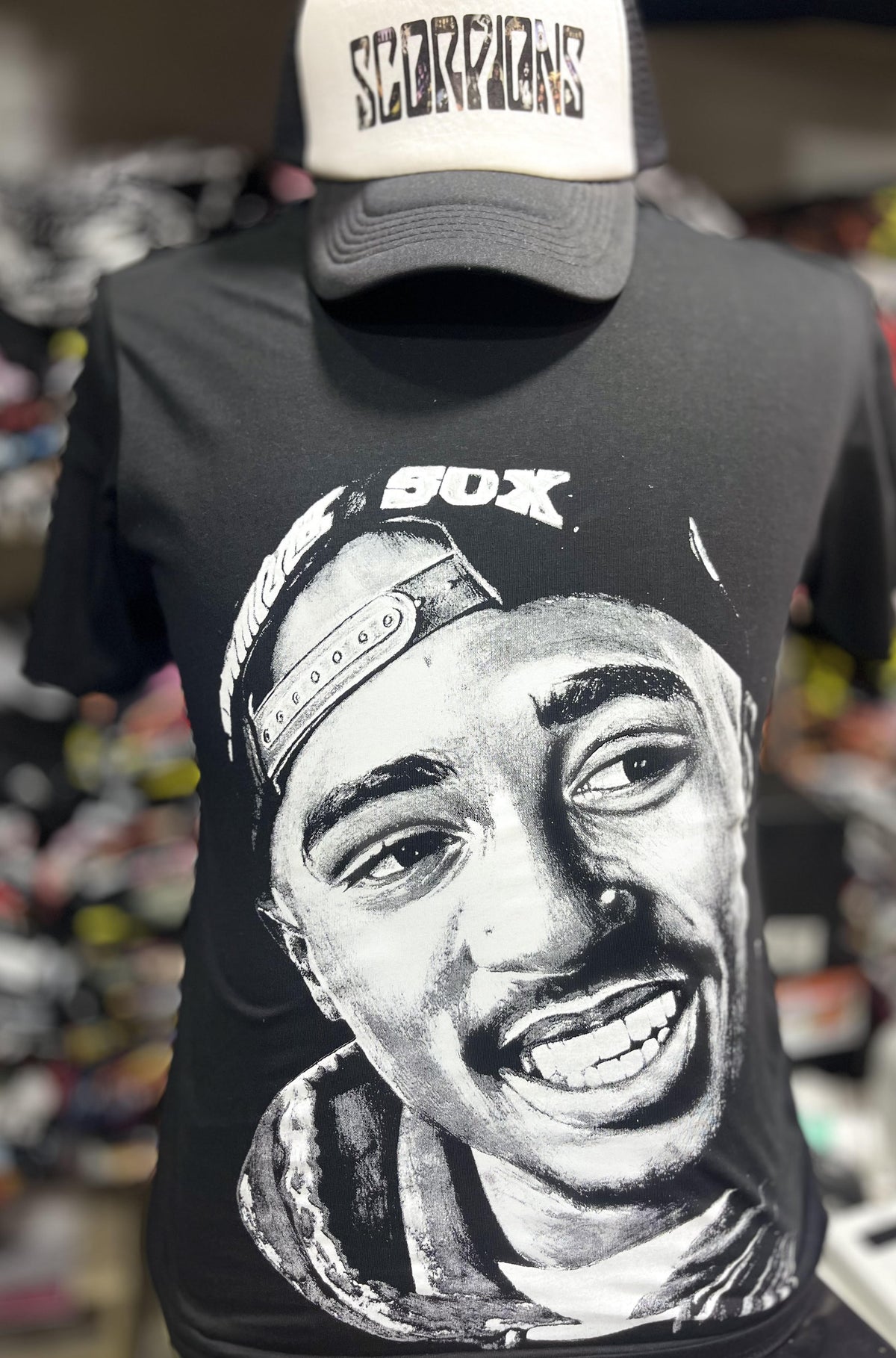 polera Tupac negra estampado blanco algodon